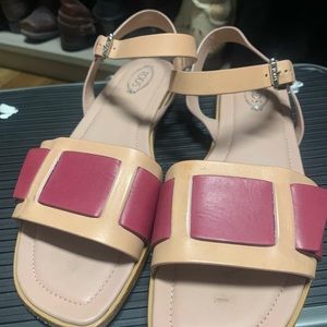 Tod’s flat sandals in pink/beige.